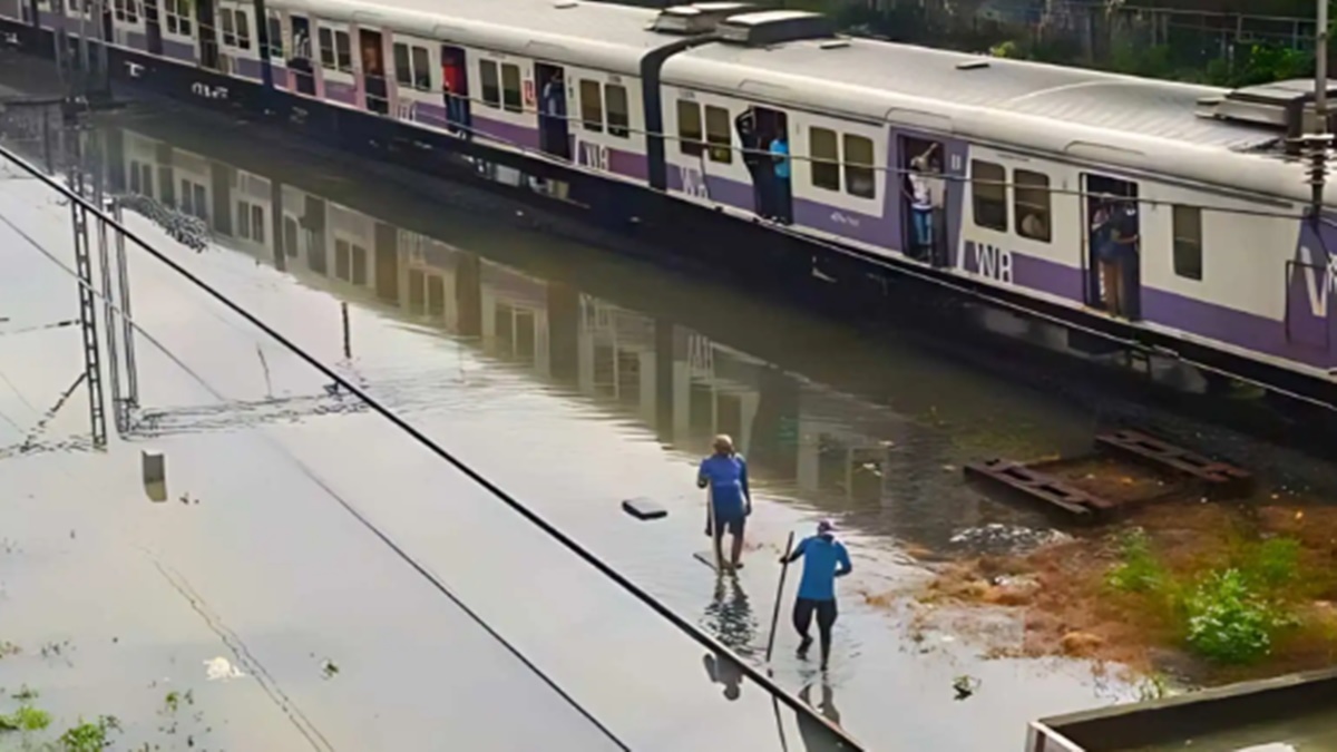 1 dead 3 injured due to heavy rains in Telangana