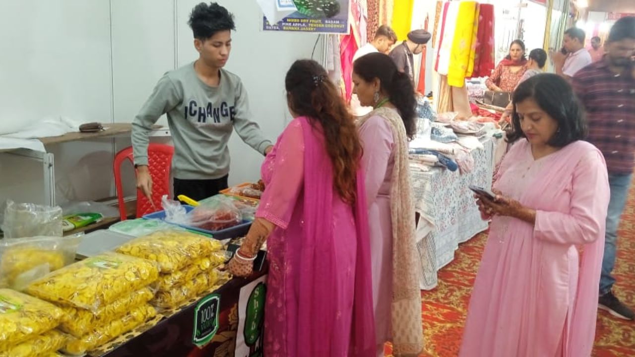 National Silk Sale Fair was held in Delhi