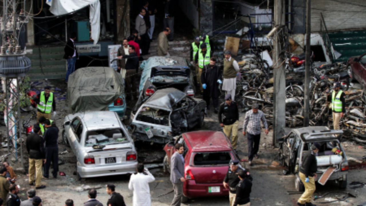 12 killed in suicide attack in Pakistan