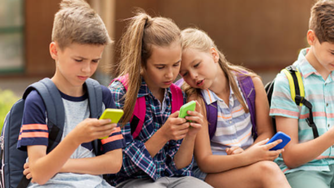 australia introduces bill to limit under 16s from using social media