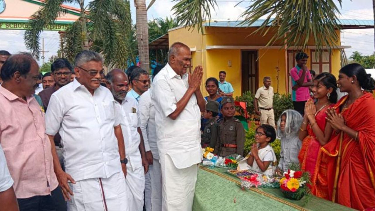 Appavu unveiled the statue of S Chandanamuthu at Samugrangapuram