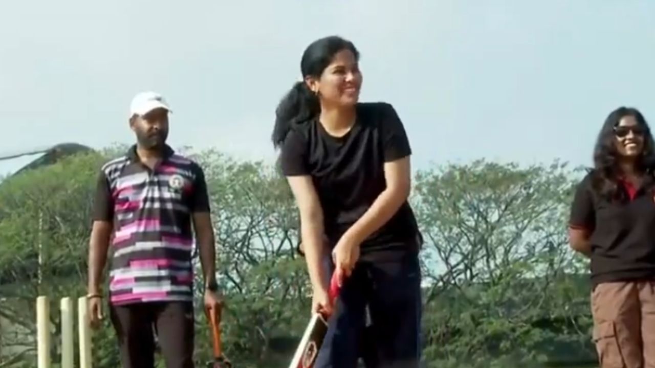 Chennai Mayor Priya Play cricket Video