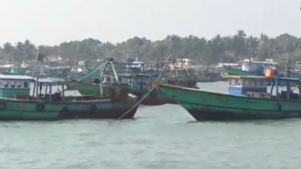 Sri Lankan Navy arrests Indian fishermen