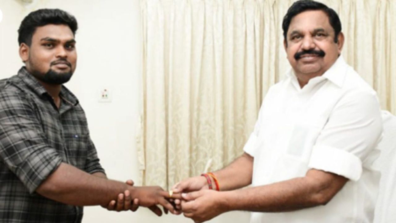 Edappadi Palaniswami gifts gold ring to youth who saved electrocuted boy in Arumbakkam Chennai