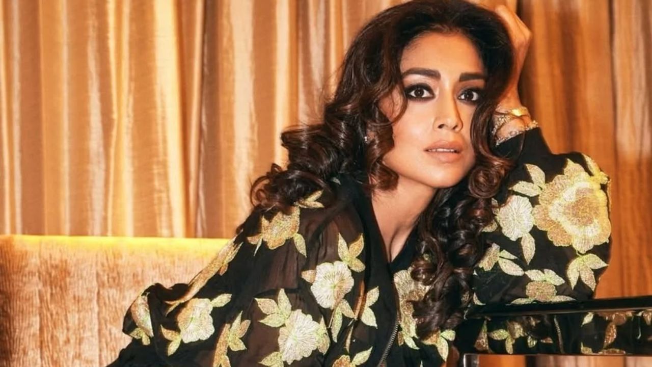 Actress Shreya signs contract to dance in movie songs