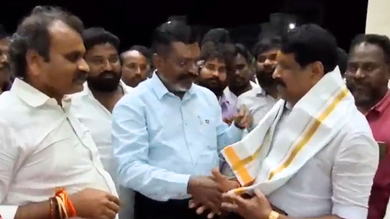 நயினார் நாகேந்திரனுக்கு சால்வை அணிவித்த  திருமாவளவன்