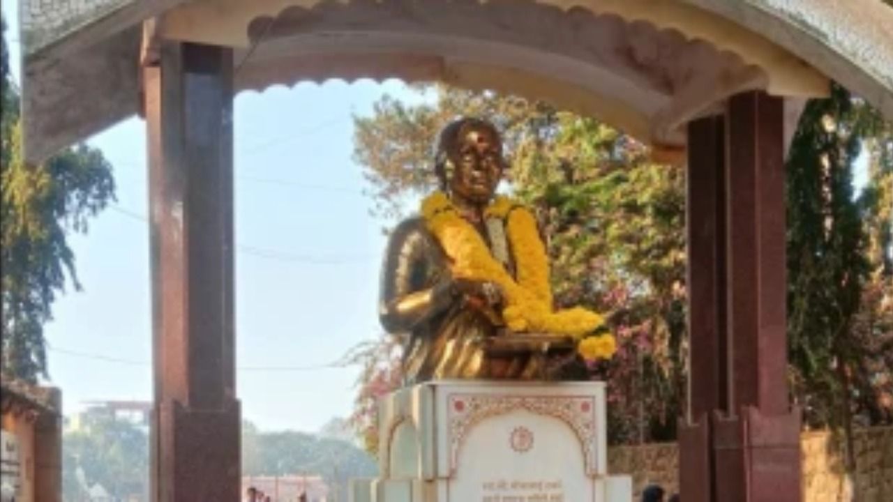 Paint thrown on Uddhav Thackerays mother statue