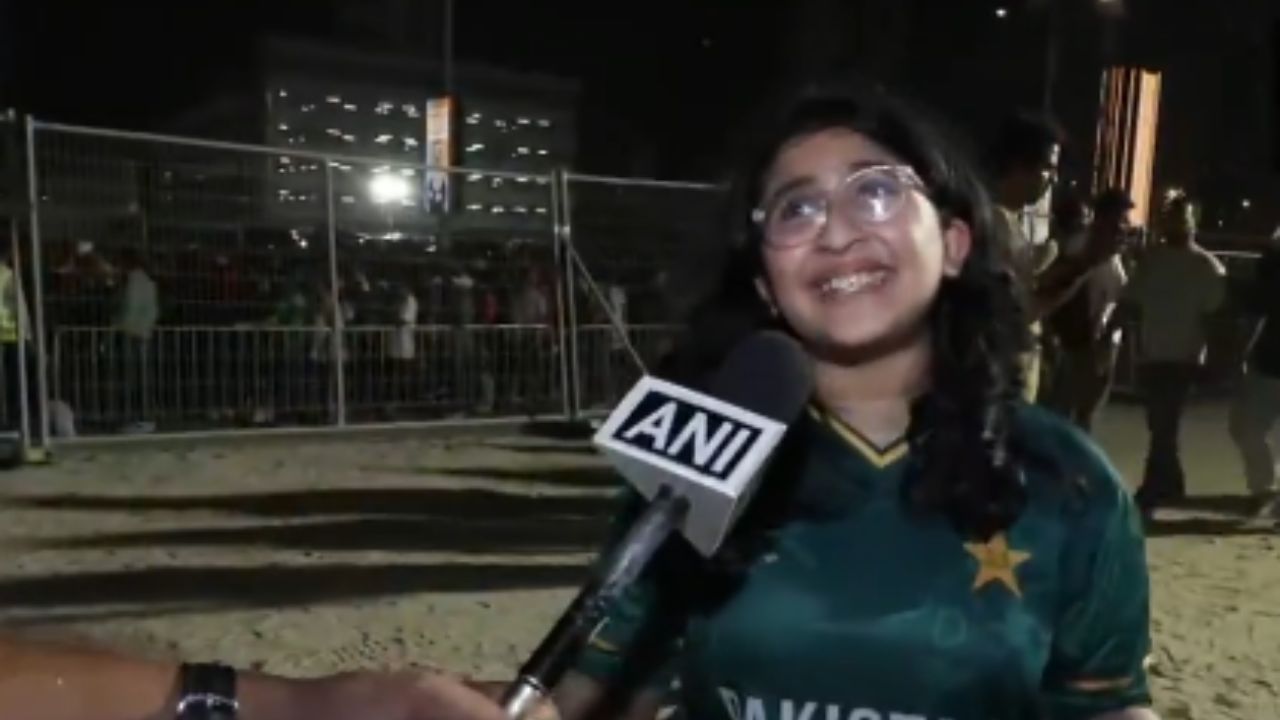 Pakistani woman fan