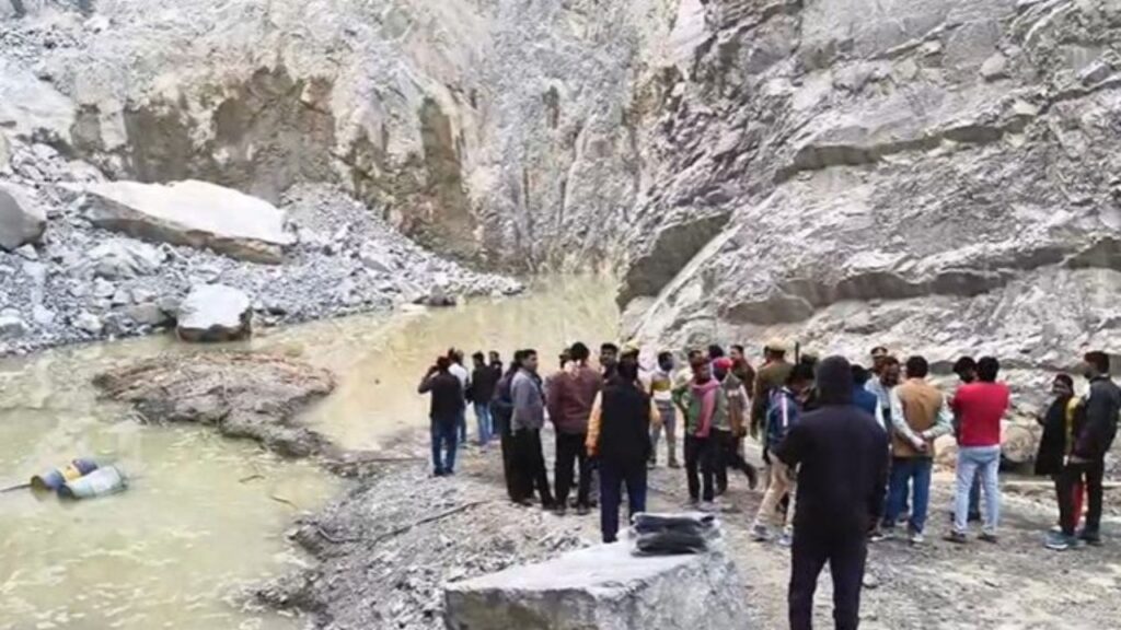 Stone mine collapsed in UP