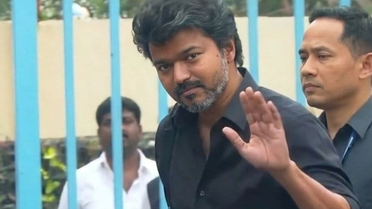 புதுடெல்லி சிபிஐ அலுவலகத்தில் ஆஜரான விஜய்
