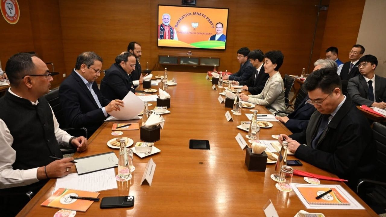 பாரதிய ஜனதா அலுவலகத்தில் சீன கம்யூனிஸ்ட் குழுவினர்.