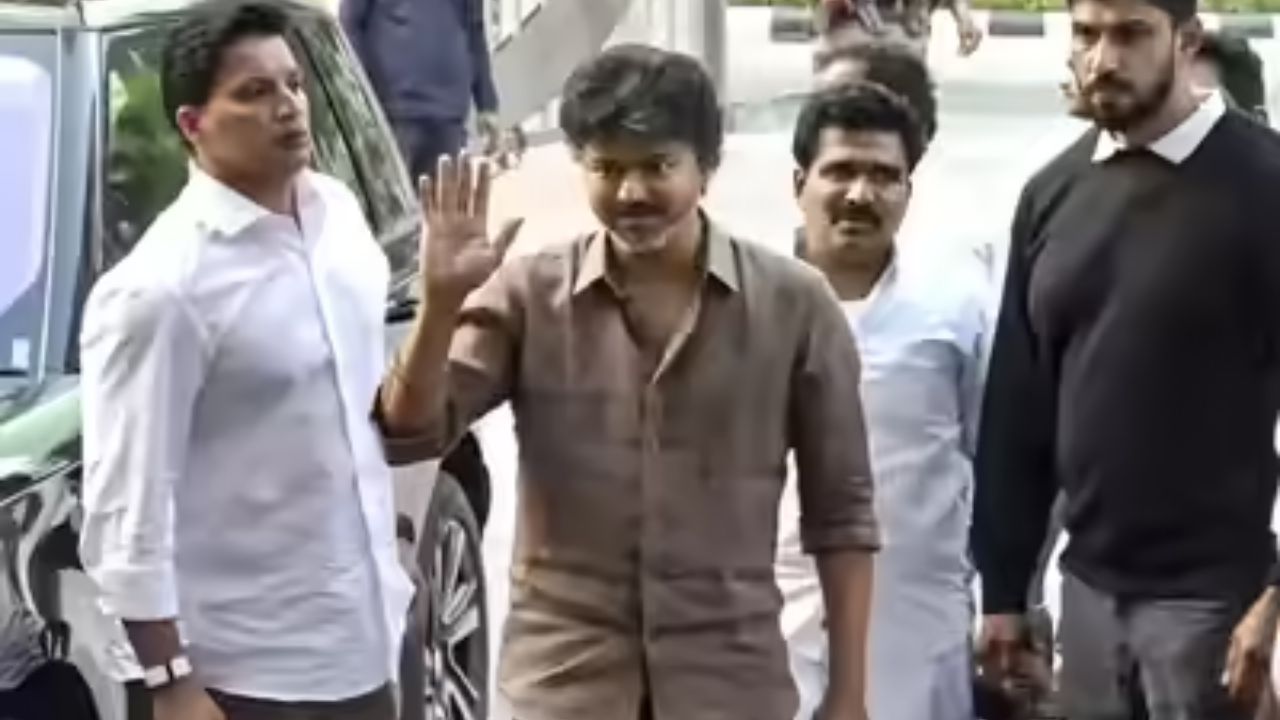 சி.பி.ஐ விசாரணைக்க ஆஜரான விஜய்
