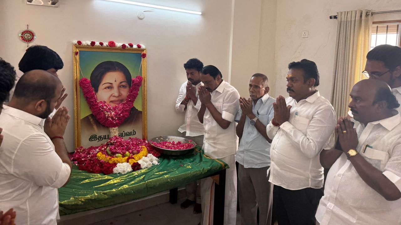 ஜெயலலிலா உருவப்படத்திற்கு மரியாதை செலுத்திய செங்கோட்டையன் 