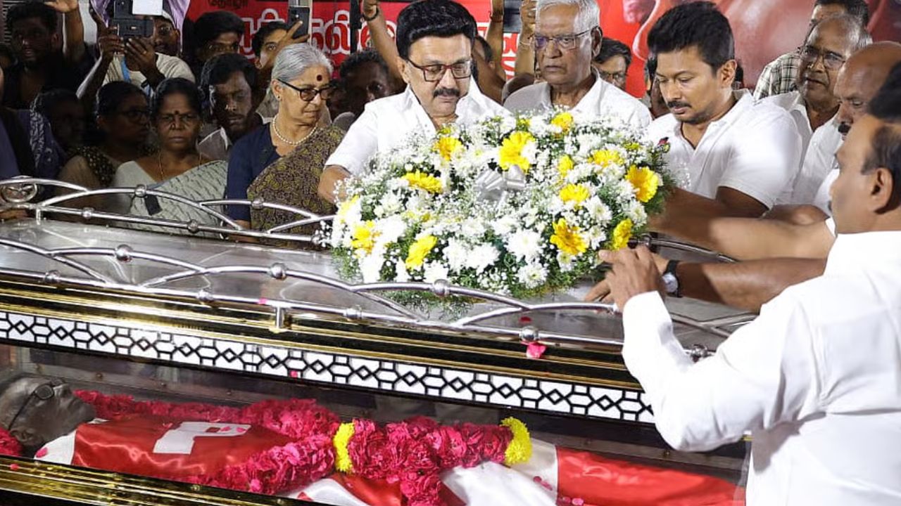 தோழர் நல்லக்கண்ணு உடலுக்கு தமிழக முதலமைச்சர் மு.க. ஸ்டாலின் அஞ்சலி