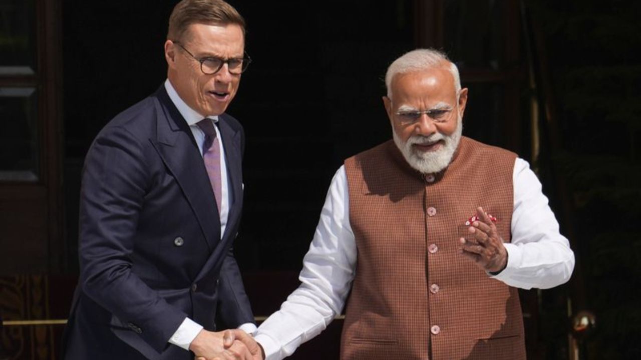 பிரதமர் நரேந்திர மோடியுடன் பின்லாந்து அதிபர் அலெக்சாண்டர் ஸ்டப் சந்தித்து பேசினார்.