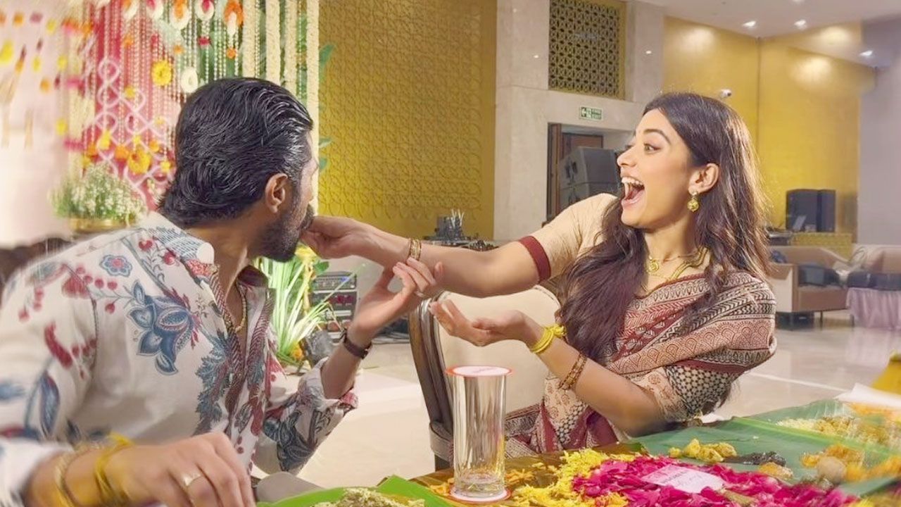 விஜய் தேவாரகொண்டாவுக்கு இனிப்பு ஊட்டிய ராஷ்மிகா மந்தனா