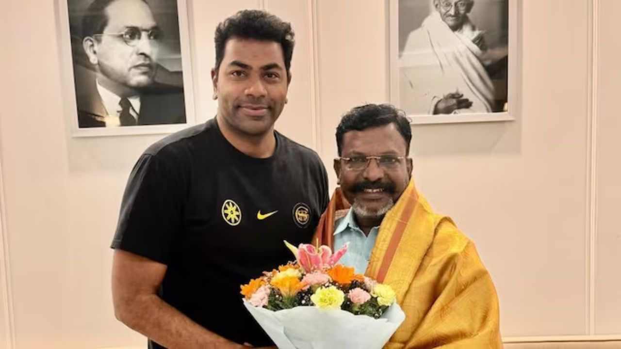 தொல் திருமாவளவனுடன் ஆதவ் அர்ஜுனா