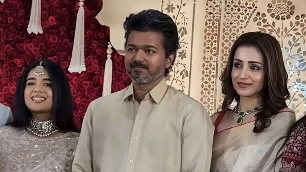 திருமண விழாவில் நடிகர் விஜய் திரிஷா
