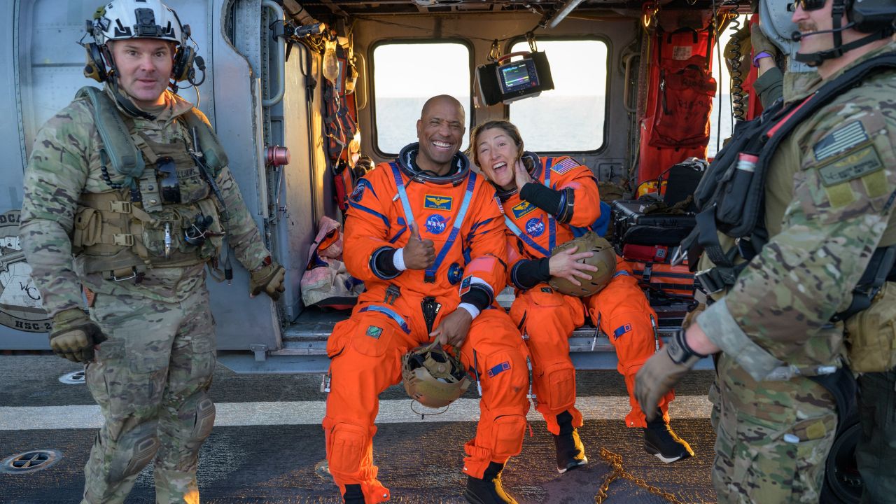 பூமிக்கு திரும்பிய சந்திர பயண குழுவினர்
