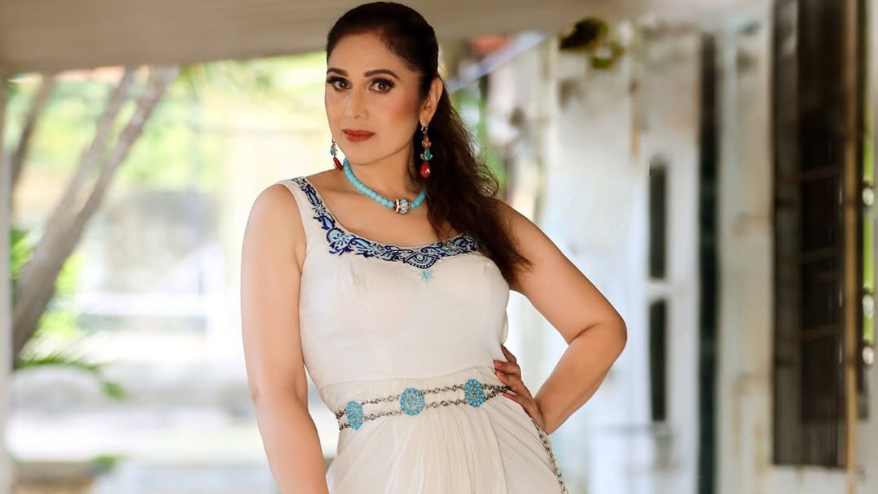 62 வயதிலும் சாமுத்ரிகா லட்சணம்.. 1988 பாடலை ரி-கிரியேட் செய்த மீனாட்சி!