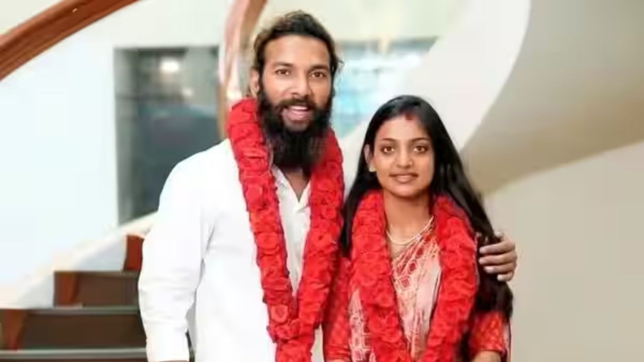 கணவருடன் கும்பமேனா மோனலிசா