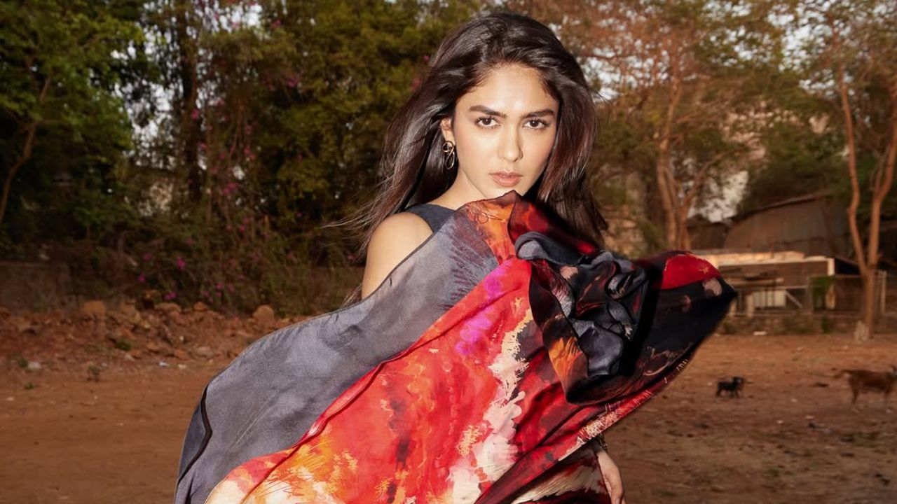 நடிகை மிருணால் தாகூர்
