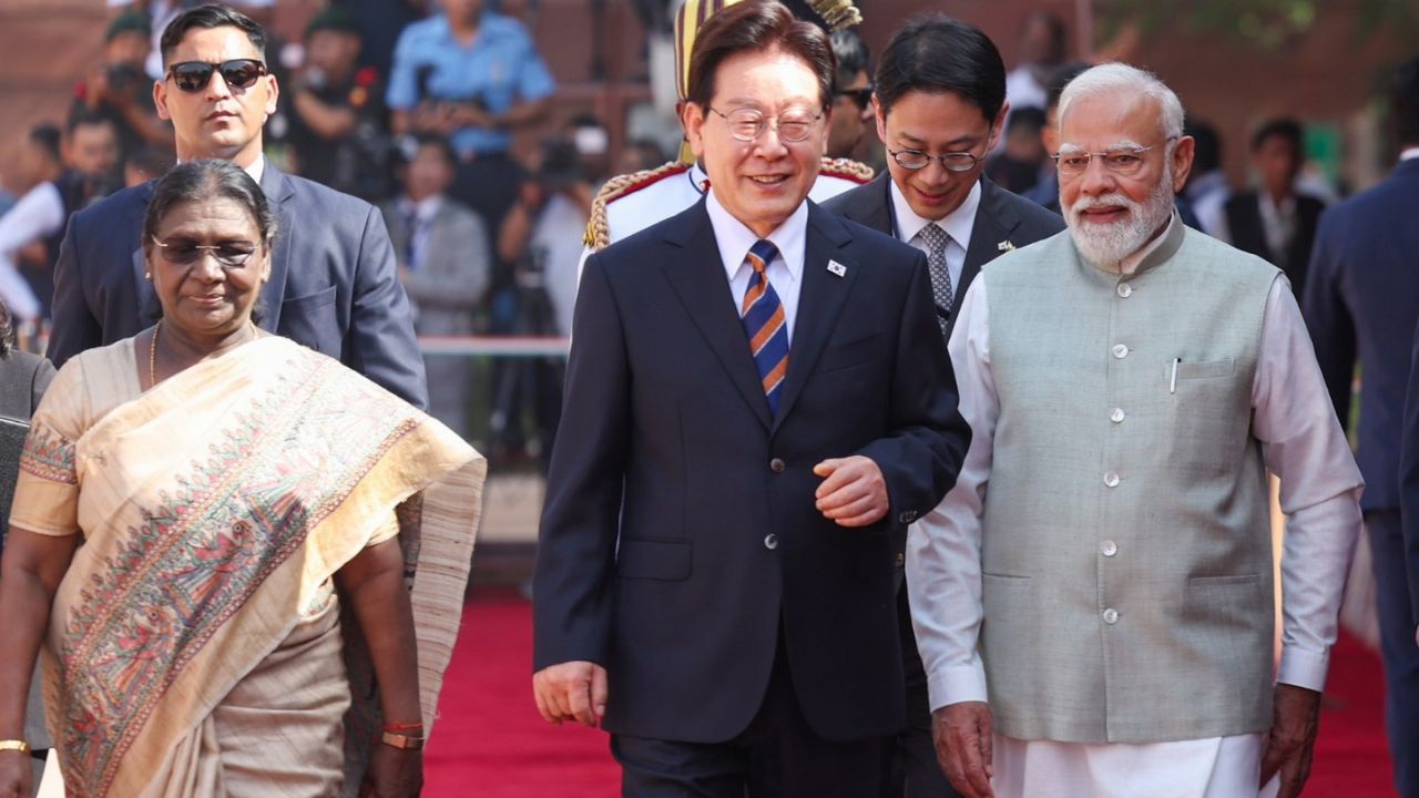 தென் கொரிய அதிபர் லீ ஜே மியுங் இந்தியா வருகை.. பிரதமர் மோடியுடன் பேச்சுவார்த்தை