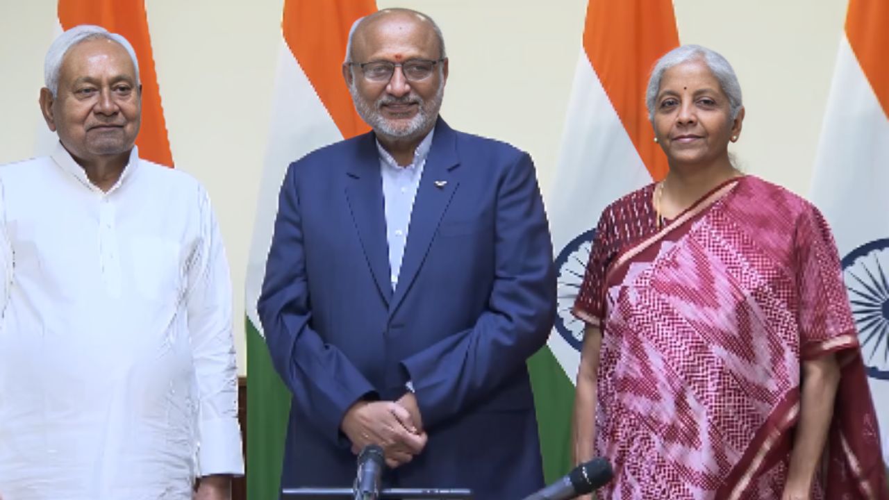 மக்களவை உறுப்பினராக பதவியேற்ற  நிதிஷ் குமார்