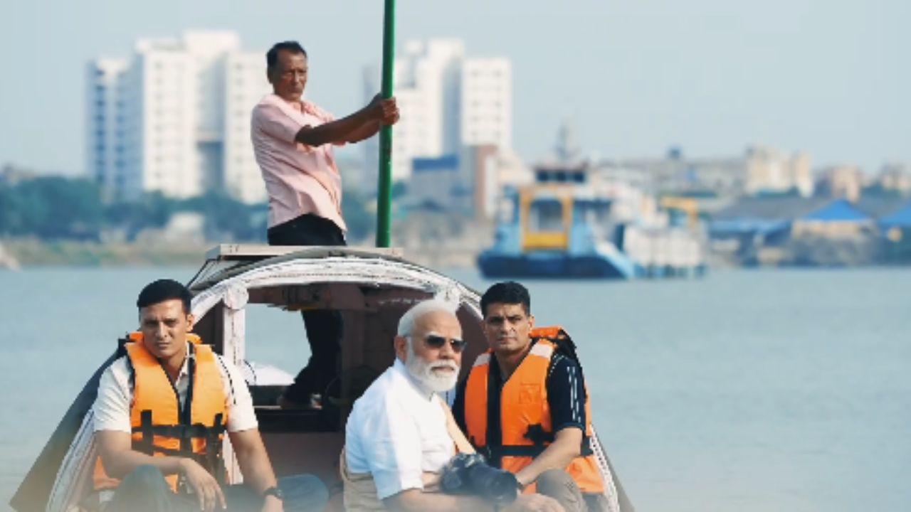 ஹூக்ளி நதியில் படகில் பயணம் செய்த பிரதமர் மோடி