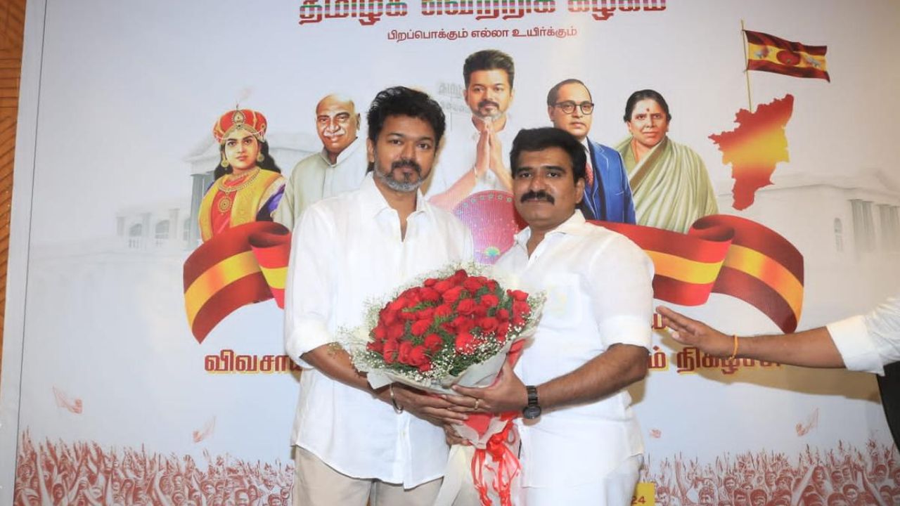 விஜயுடன் த.வெ.க நிர்வாகி சி.டி. நிர்மல் குமார்