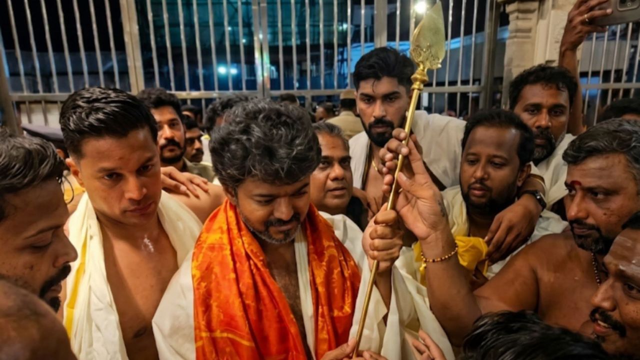 விஜய் திருச்செந்தூரில் சாமி தரிசனம்