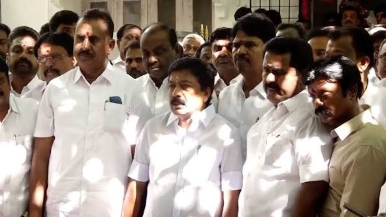 சபாநாயகரை சந்தித்த சி.வி. சண்முகம்- எஸ்.பி வேலுமணி அணி எம்.எல்.ஏ.க்கள்