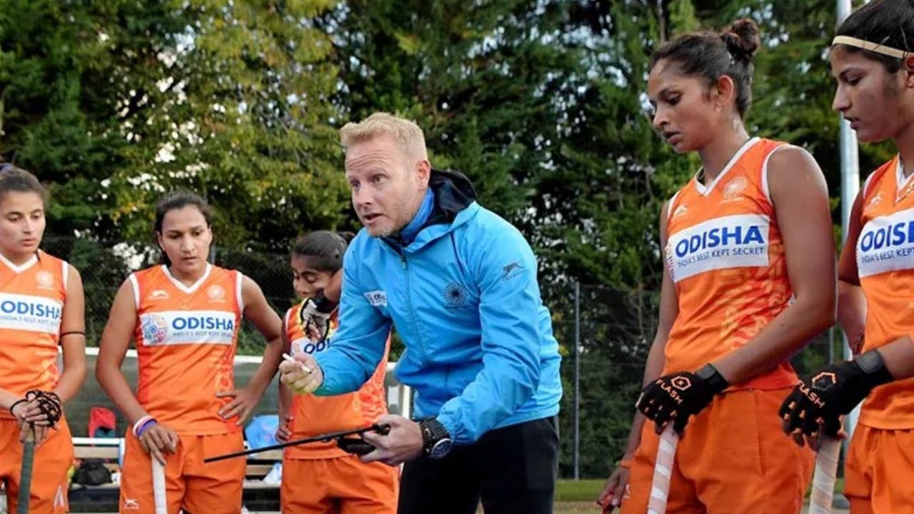 Marijne Stresses Discipline in Hockey