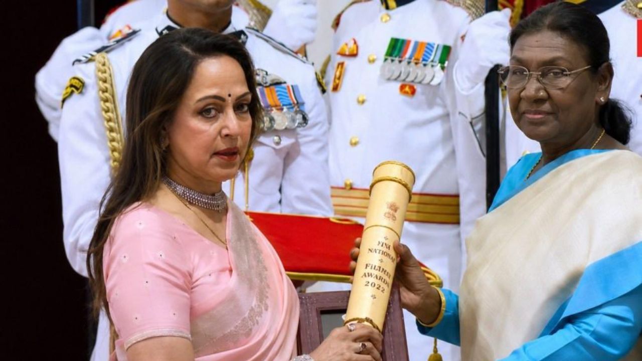 பத்மவிபூஷண் விருதை பெற்ற ஹேமமாலினி
