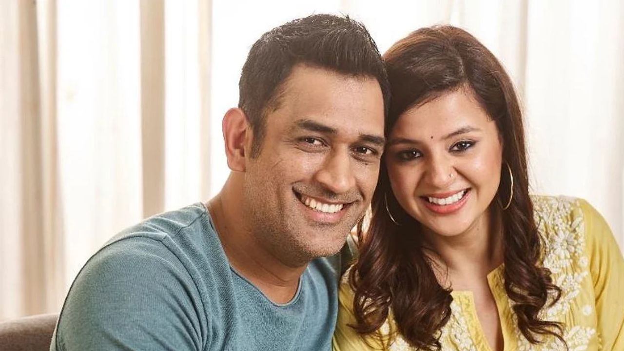 Sakshi touches Jayaram’s feet