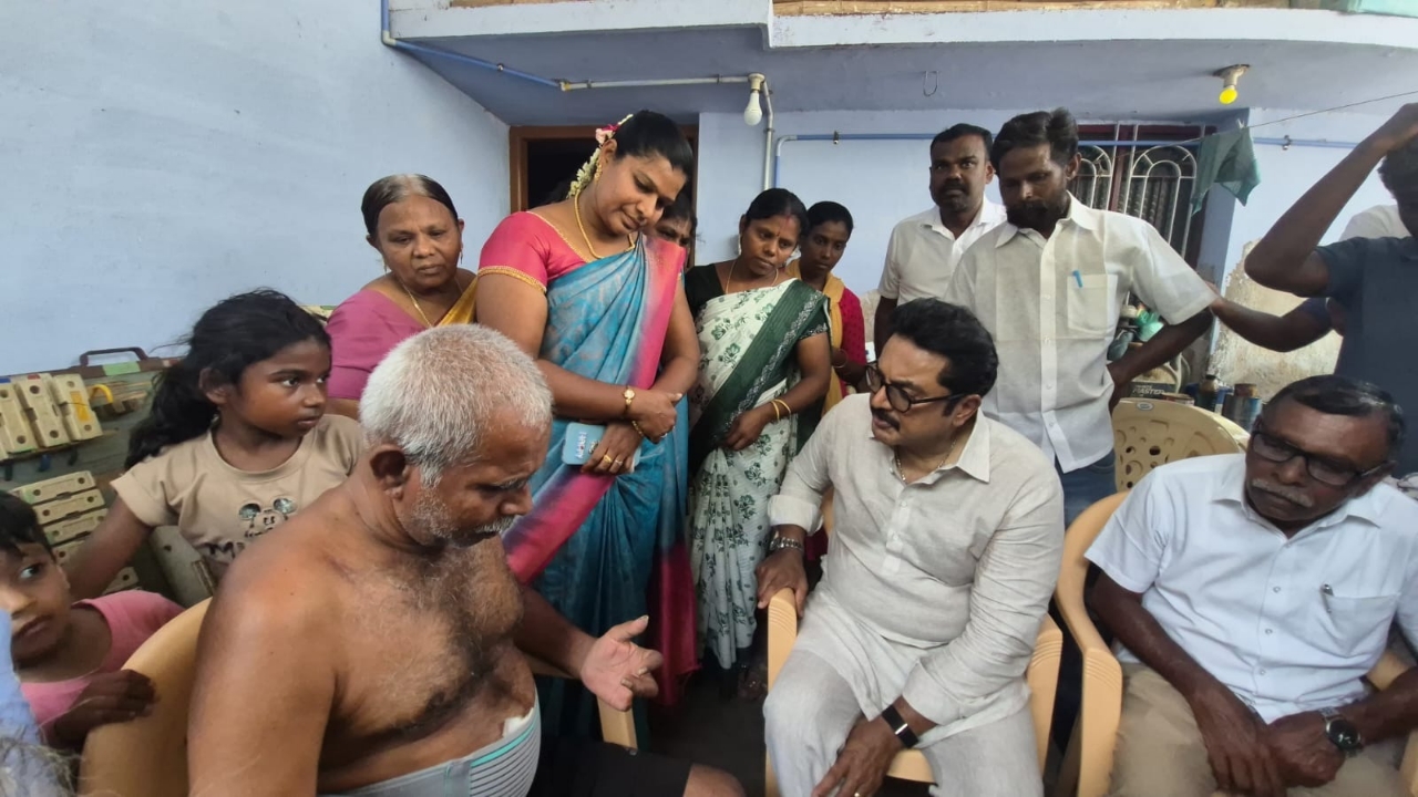 பெரும்பத்தில் பாதிக்கப்பட்ட மக்களை நேரில் சந்தித்து ஆறுதல் கூறிய சரத் குமார்
