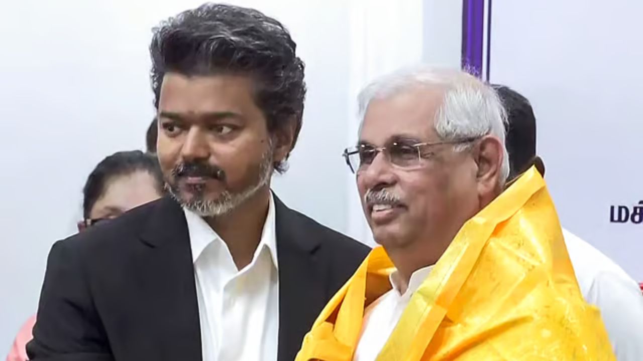 கவர்னர் ராஜேந்திர அர்லேக்கருடன் முதலமைச்சர் விஜய்
