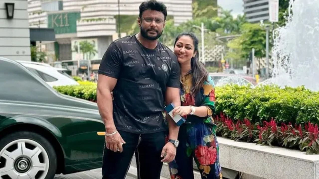 மனைவி விஜயலட்சுமி உடன் தர்ஷன்