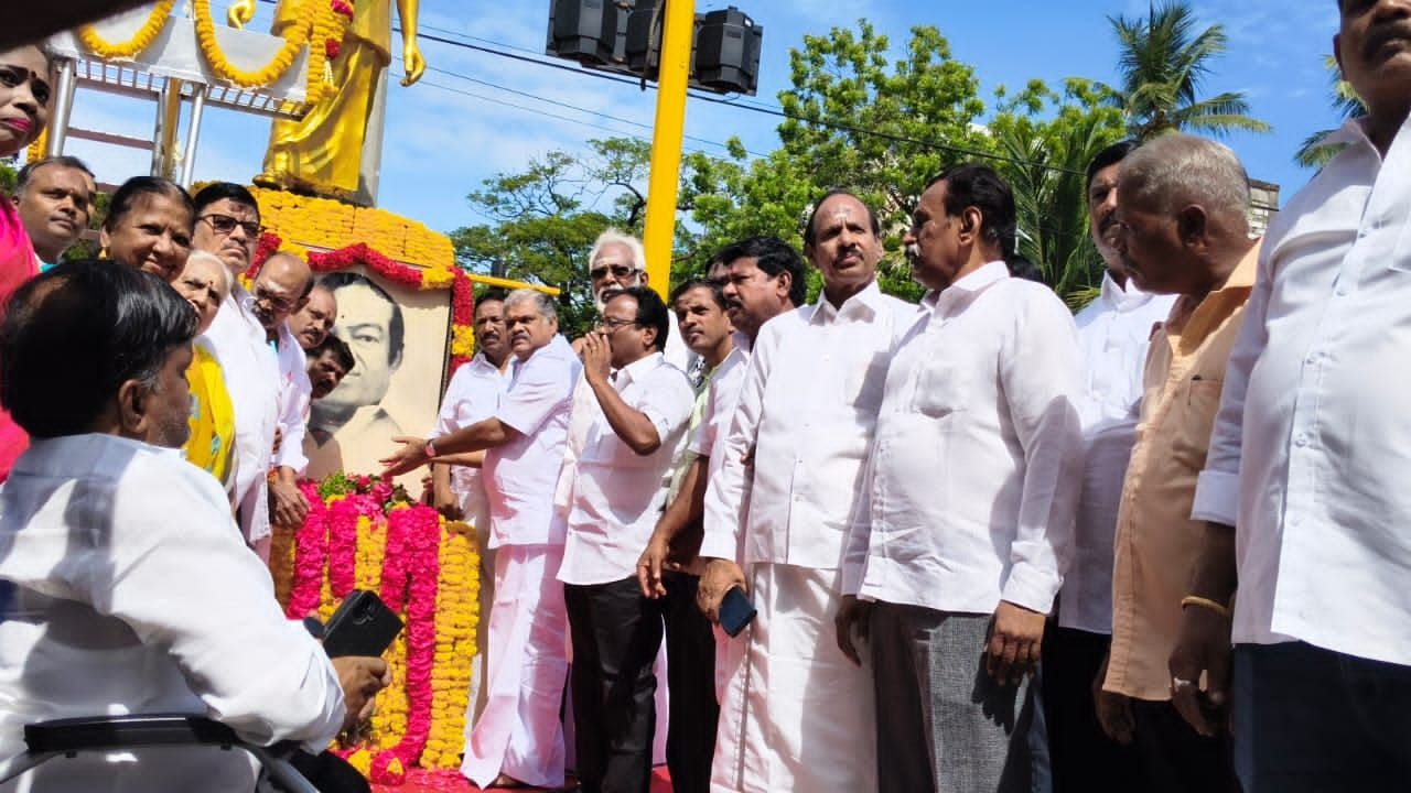G.K. Vasan Pays Tribute to Kannadasan