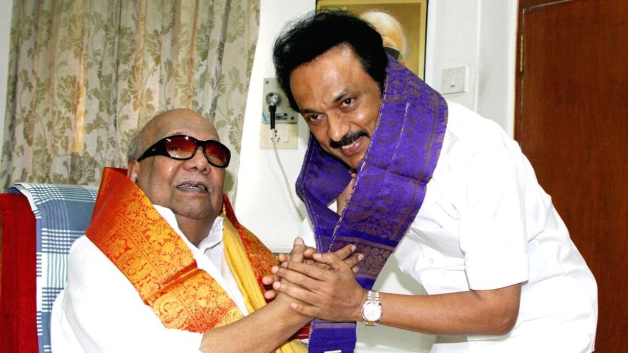 மறைந்த திமுக தலைவர் முன்னாள் முதலமைச்சர் கருணாநிதி உடன் மு.க ஸ்டாலின்.
