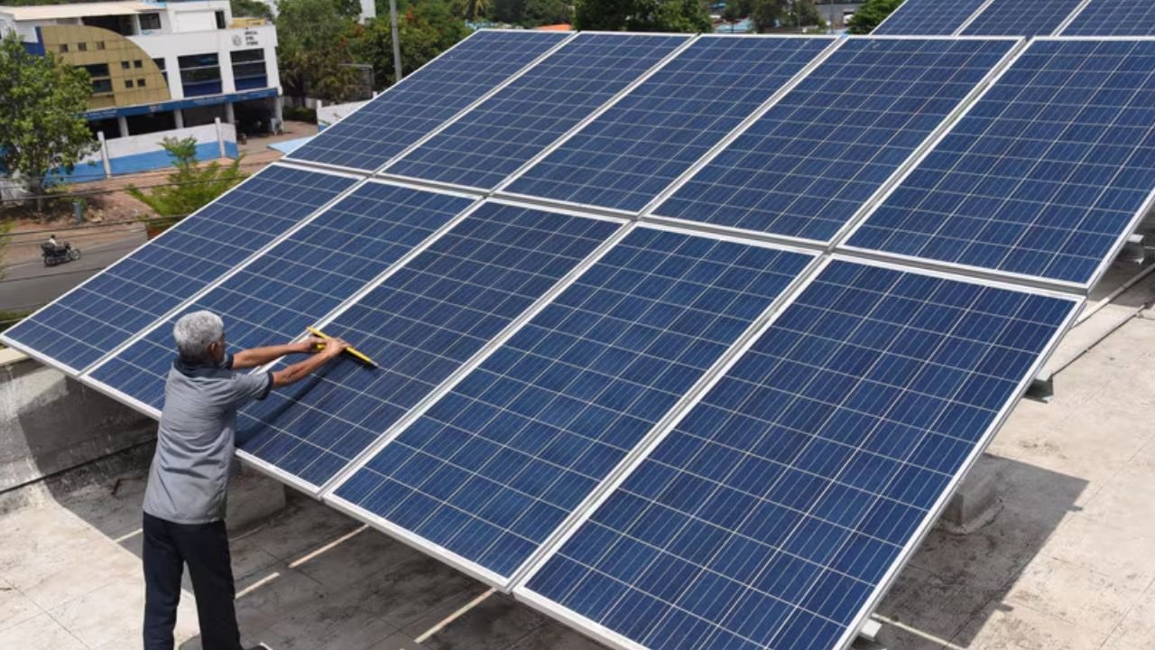 Delhi solar panel scheme