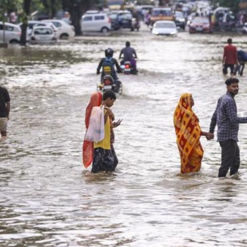 டெல்லியில் கனமழை- விமானங்கள் தாமதம்
