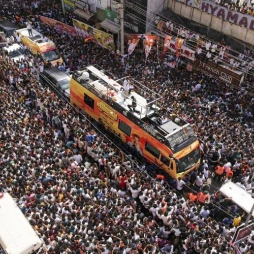 Karur stampede: தமிழக வெற்றிக் கழகத் தலைவர் நடிகர் விஜய், கரூர் பேரணியில் ஏற்பட்ட கூட்ட நெரிசலில் சிக்கி 39 பேர் மரணம் அடைந்துள்ள நிலையில்,  அக்கட்சி நிர்வாகிகள் மீது வழக்குப்பதிவு செய்யப்பட்டுள்ளது.
