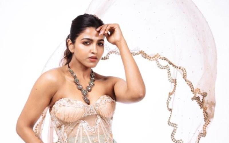 Actress Sai Dhanshika New Look!