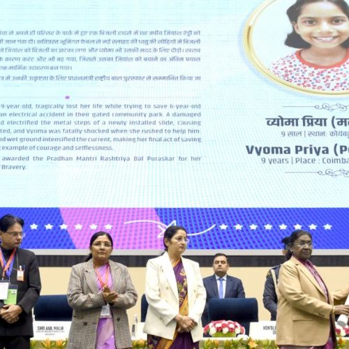 பால புரஸ்கார் விருது வழங்கிய குடியரசுத் தலைவர்
