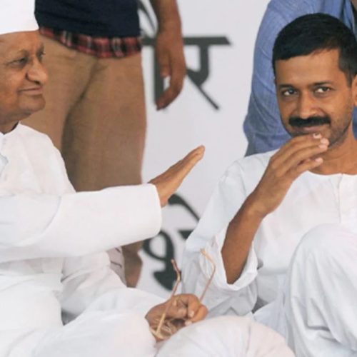 2011 ஊழல் எதிர்ப்பு போராட்டத்தின்போது, அன்னா ஹசாரே உடன் அரவிந்த் கெஜ்ரிவால்.