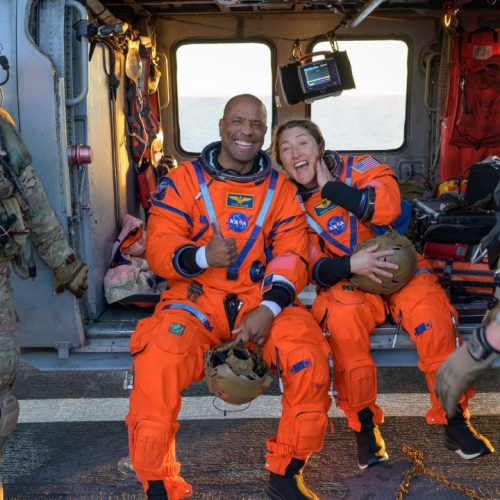 பூமிக்கு திரும்பிய சந்திர பயண குழுவினர்
