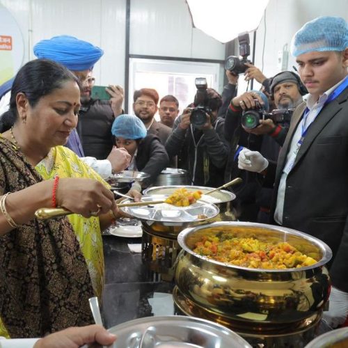 டெல்லியில் அடல் கேண்டீன்-ஐ தொடங்கிவைத்த முதலமைச்சர் ரேகா குப்தா.