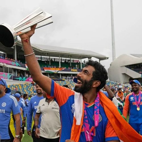 ஐ.சி.சி டி20 உலக கோப்பையுடன் ஜஸ்ப்ரீத் பும்ரா