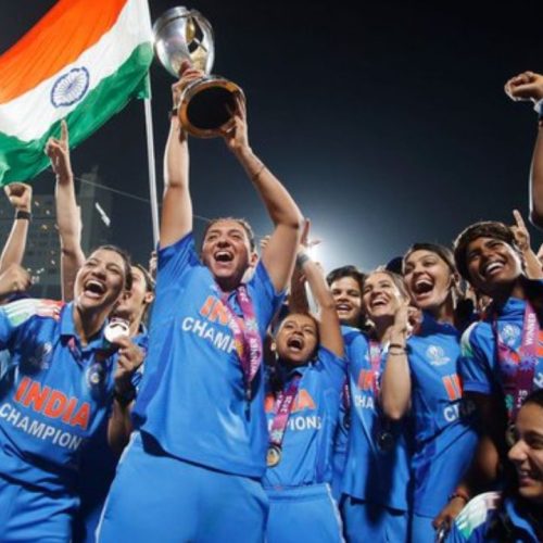 உலக கோப்பையை வென்ற மகளிர் கிரிக்கெட் அணி